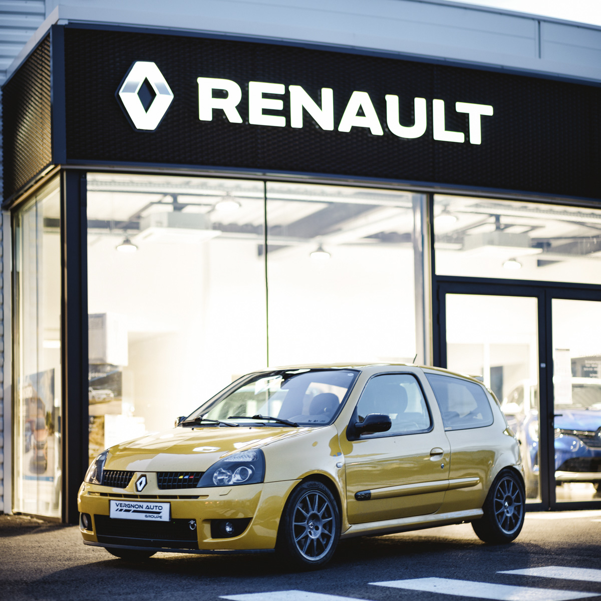 Arrêt aux stands dans les atelier mécanique et carrosserie de notre garage Renault Dacia de Sauve