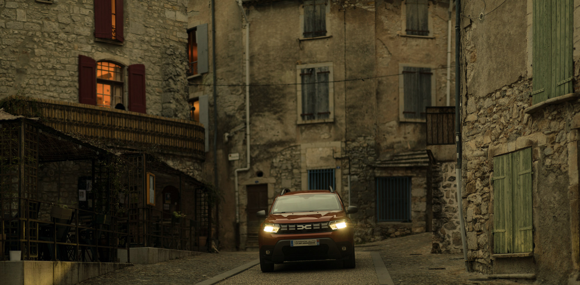 Le nouveau Dacia Duster dans les ruelles du centre historique de Sauve, en Piémont cévenol.