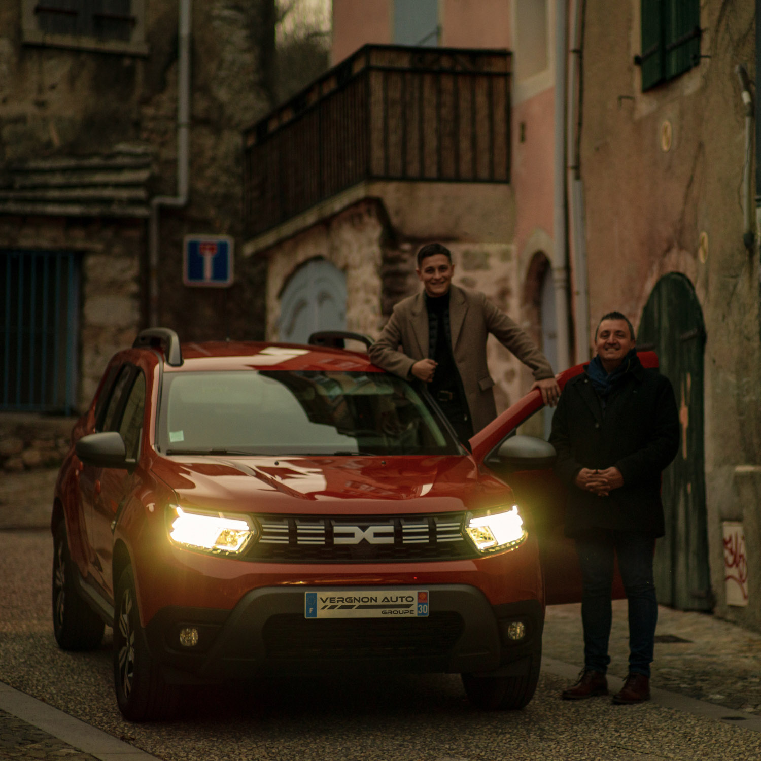 Eroan et Régis et leur nouveau Dacia Duster dans les ruelles de la cité médiévale de Sauve, dans le Gard.